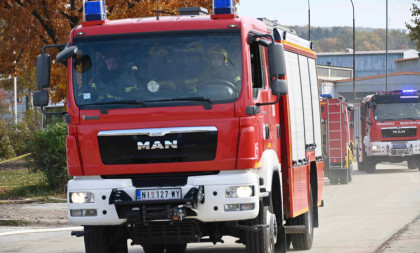 Požar na Fruškoj gori: Ogroman oblak dima širi se iznad polja kod Ležimira