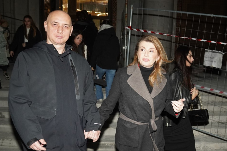 Milena Vučić objavila fotografiju sa bliznakinjama! Evo kako se mama snalazi (FOTO)