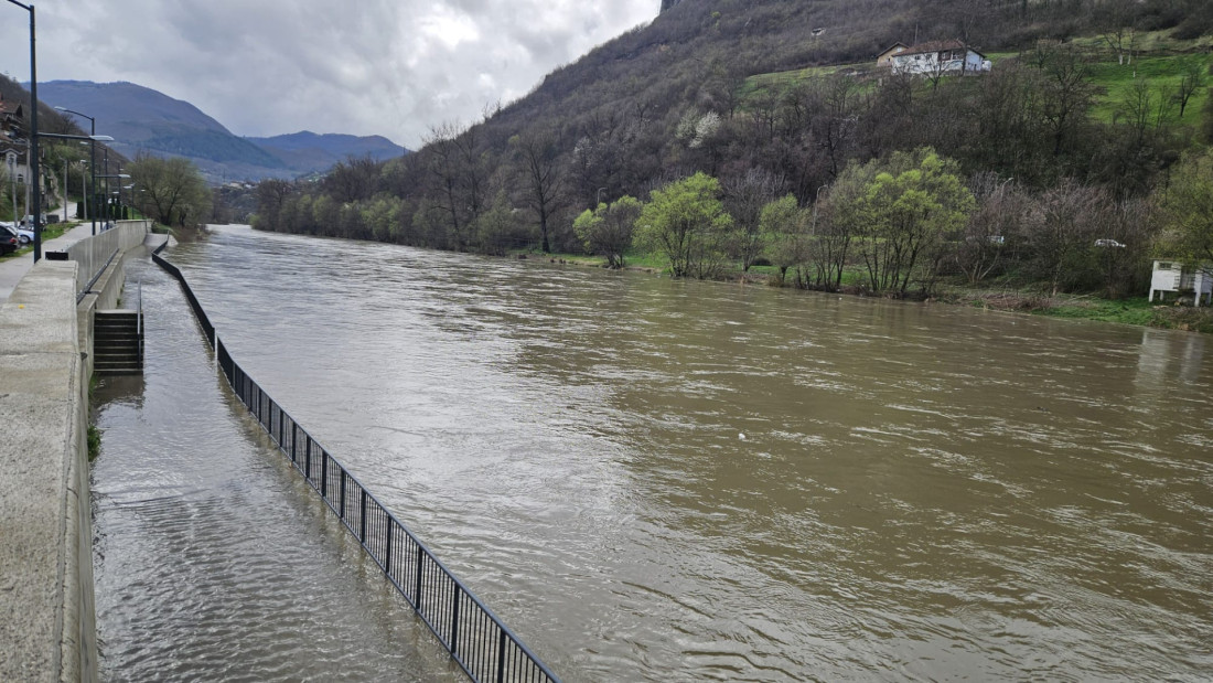 Poplavljeni kej i šetalište u Prijepolju: Lim se izlio u naselju Šarampovo, postavljene mobilne barijere (FOTO)