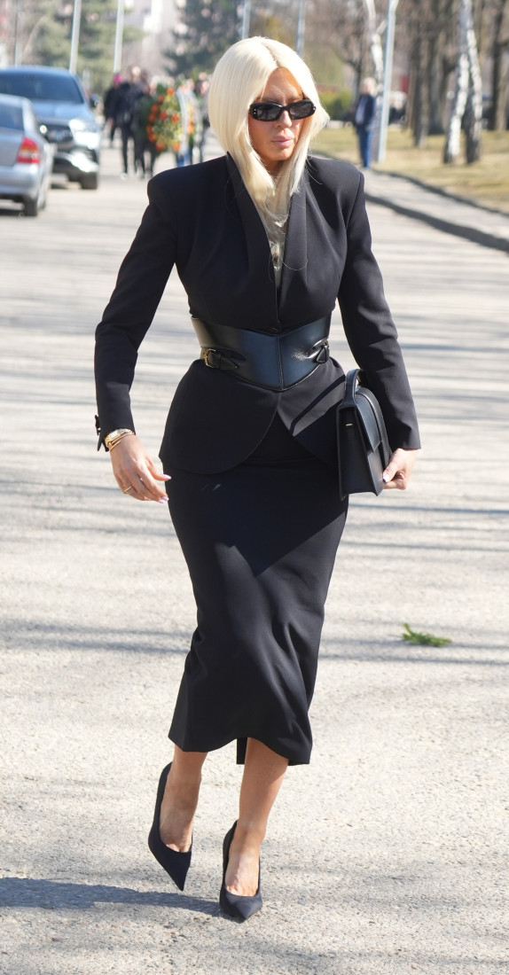 "Prezirem ih!" Karleuša na Popovićevoj sahrani imala susret sa žirijem "Zvezda Granda"