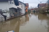 Poplave presekle grad: Bujica u Sanskom Mostu, krenule i podzemne vode (FOTO)