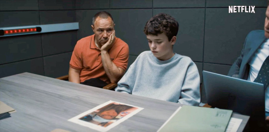 Nakon ogromnog uspeha serije, zvezda "Adolescencije" objavljuje knjigu: Glumac poziva očeve širom sveta da urade nešto važno!