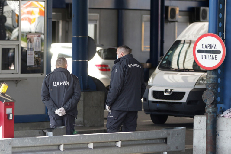 Nezgoda na prelazu u Požarevcu: Teretni voz pokupio "forda", rampa bila podignuta