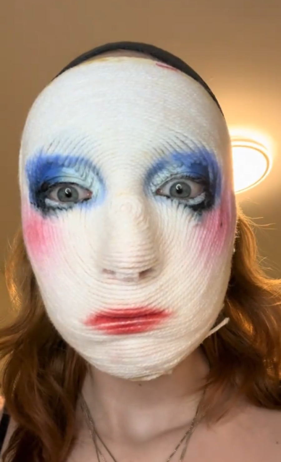 Najnoviji trend u šminkanju izgleda kao da mu je mesto u hororu: Yarn makeup pretvara lice u jezivu lutku (VIDEO)