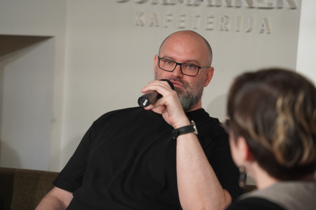 Lečenje ranjene muškosti: Predstavljen roman "Karota" Darka Tuševljakovića (FOTO)