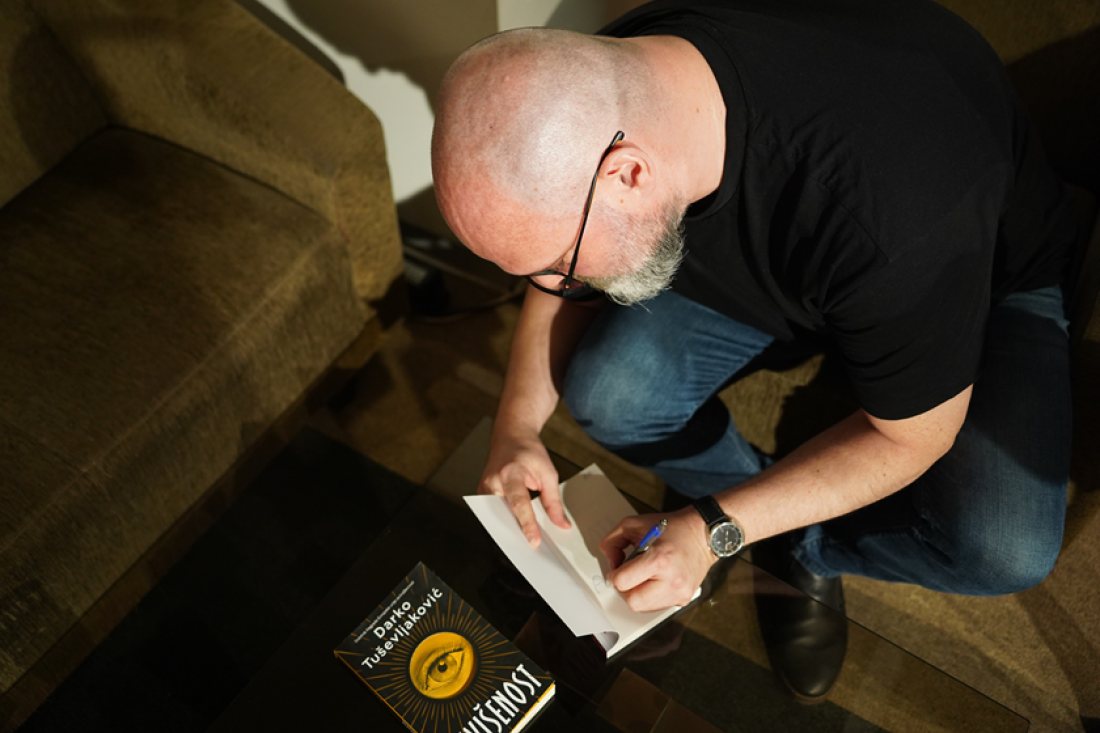 Lečenje ranjene muškosti: Predstavljen roman "Karota" Darka Tuševljakovića (FOTO)