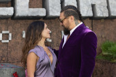 Na crvenom tepihu sa mamom i devojkom: Džejson Momoa nije skidao pogled sa partnerke u prelepoj haljini (FOTO)