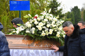 Brat Viki Miljković sahranjen u Nišu: Pevačica mu u suzama poručila poslednje zbogom (FOTO)