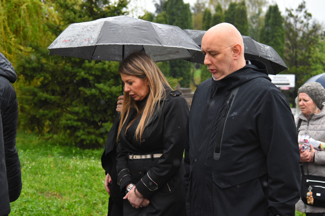 Viki Miljković održala prvi nastup posle smrti rođenog brata: Izašla na binu u crnini (FOTO)