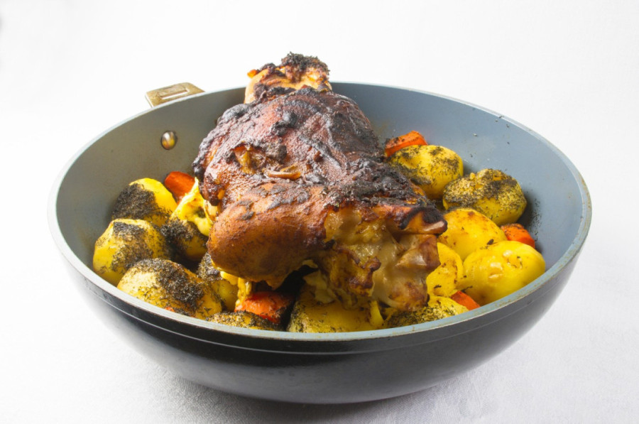 Recept dana: Dimljena butkica sa povrćem - mirisna i sočna kao da je pripremljena ispod sača