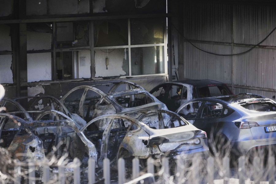Novi požar u salonu Teslinih automobila: Mask tvrdi da je incident - teroristički čin! (FOTO/VIDEO)