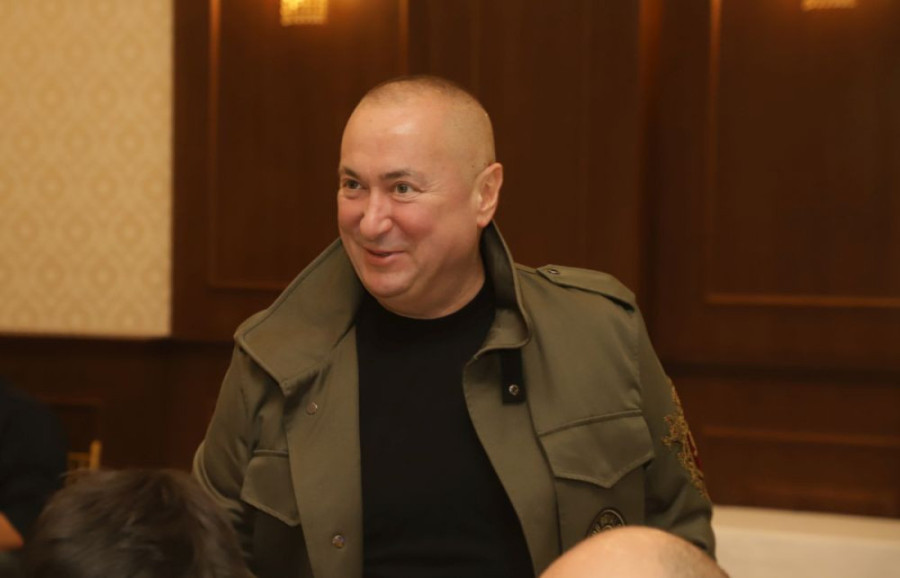 Skinuo se Đani! Od Slađe ni traga, ni glasa, a evo kako se pevač baškari (FOTO)