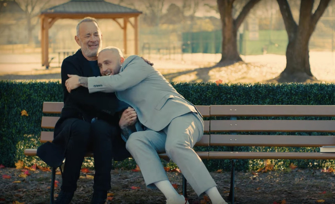 Emotivna i nostalgična saradnja Toma Henksa i njegovog sina: Oživeli kultnu scenu iz "Forest Gampa" (FOTO/VIDEO)