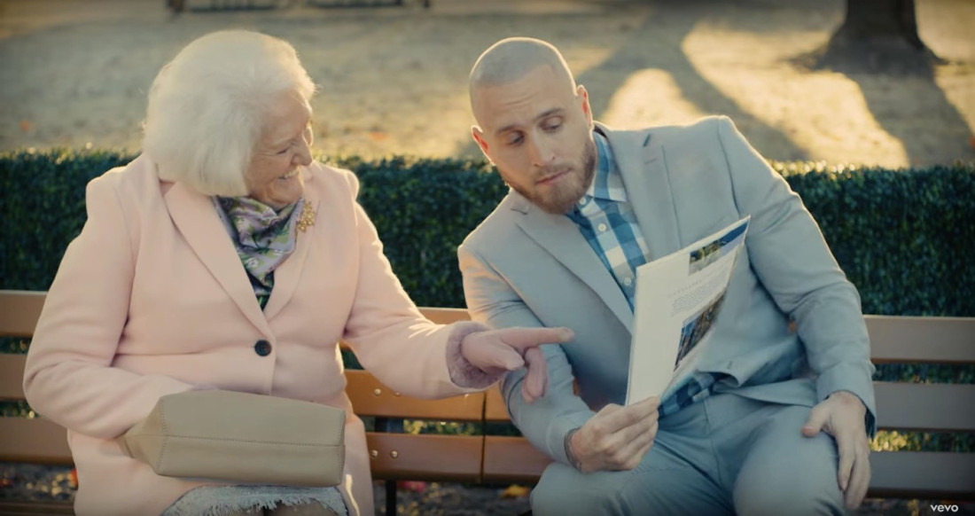 Emotivna i nostalgična saradnja Toma Henksa i njegovog sina: Oživeli kultnu scenu iz "Forest Gampa" (FOTO/VIDEO)