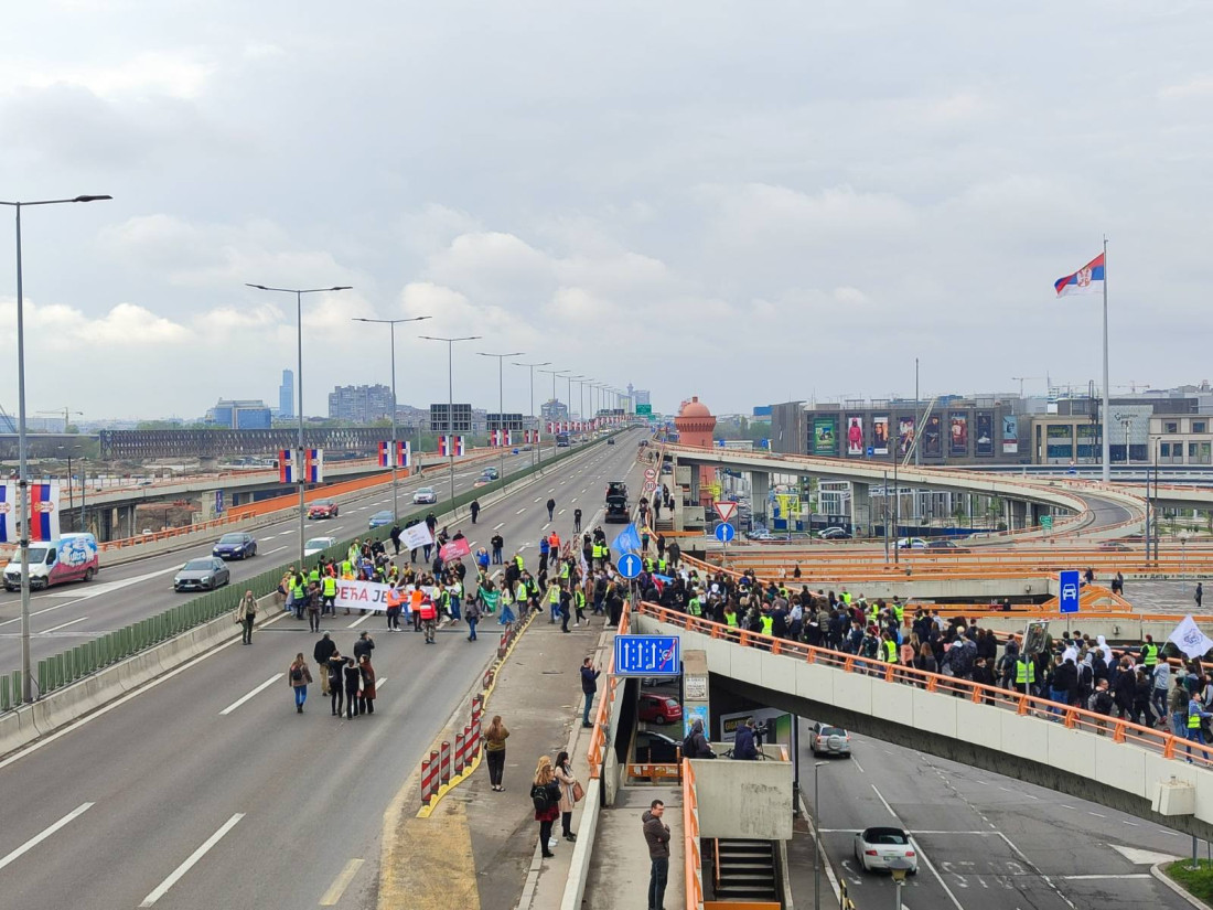 Blokaderi opet pukli! Manje od 200 ljudi maltretiralo Beograđane, gotova blokada auto-puta! (FOTO)