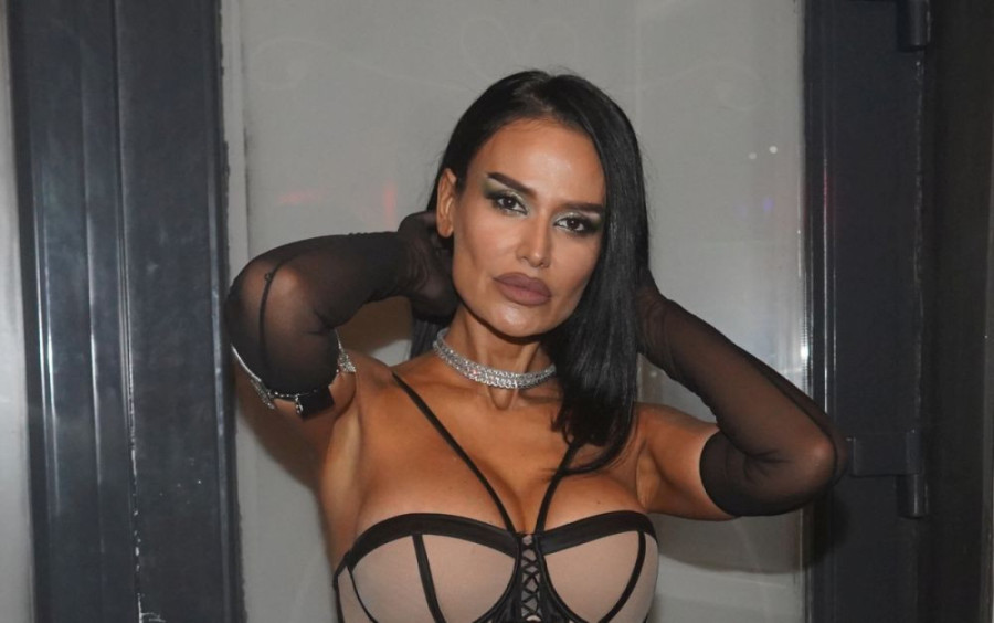 Bujno poprsje u prvom planu: Indi ne prestaje da provocira, a udvarači se ne smiruju!