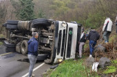 Težak udes na magistralnom putu Čačak–Raška: Prevrnuo se šleper, vatrogasci izvukli vozača (FOTO)
