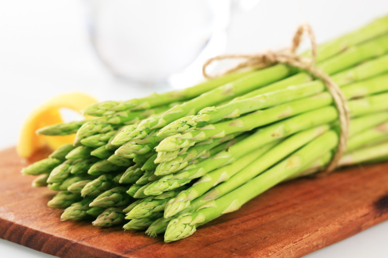 Prilog sa jako malo kalorija koji osvaja: Kako pravilno spremiti špargle tako da budu sočne, hrskave i punog ukusa?
