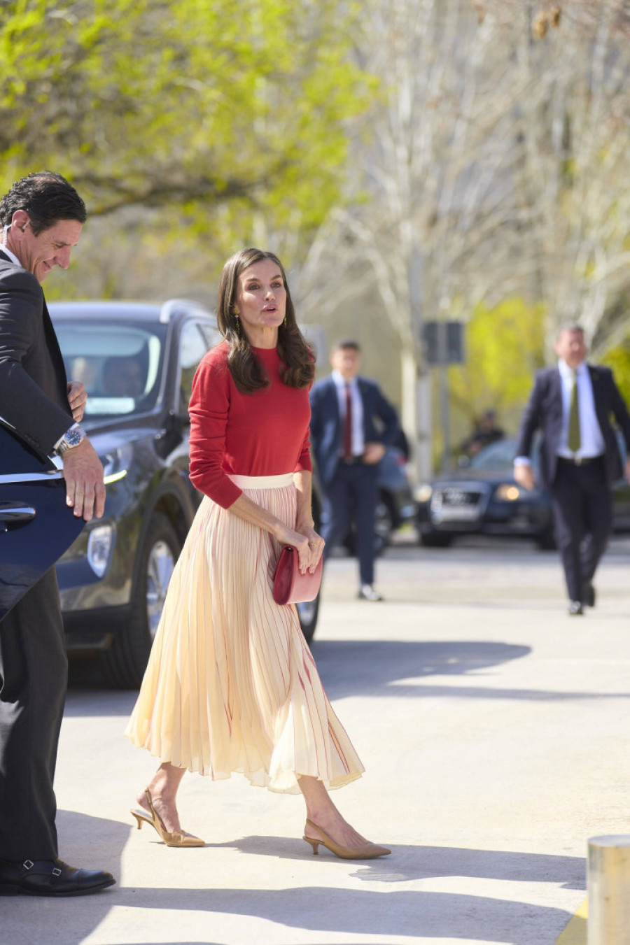 Kraljevski šik: Suknja kraljice Letizije je definicija prolećnog trenda - svaka žena treba da je ima u ormaru (FOTO)