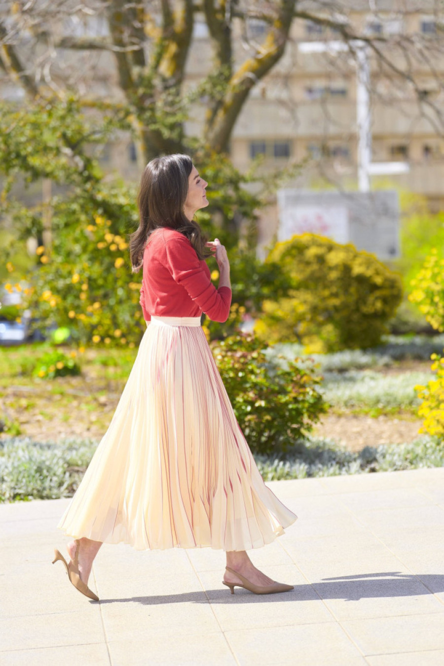 Kraljevski šik: Suknja kraljice Letizije je definicija prolećnog trenda - svaka žena treba da je ima u ormaru (FOTO)