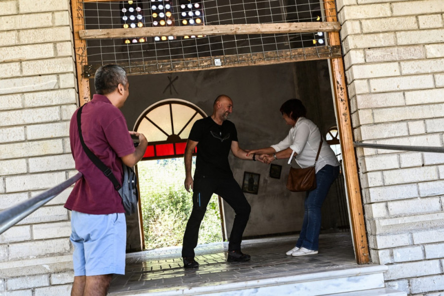 Zemlja je progutala ovo grčko selo - ali njegova crkva prkosi gravitaciji i privlači turiste iz celog sveta (FOTO/VIDEO)