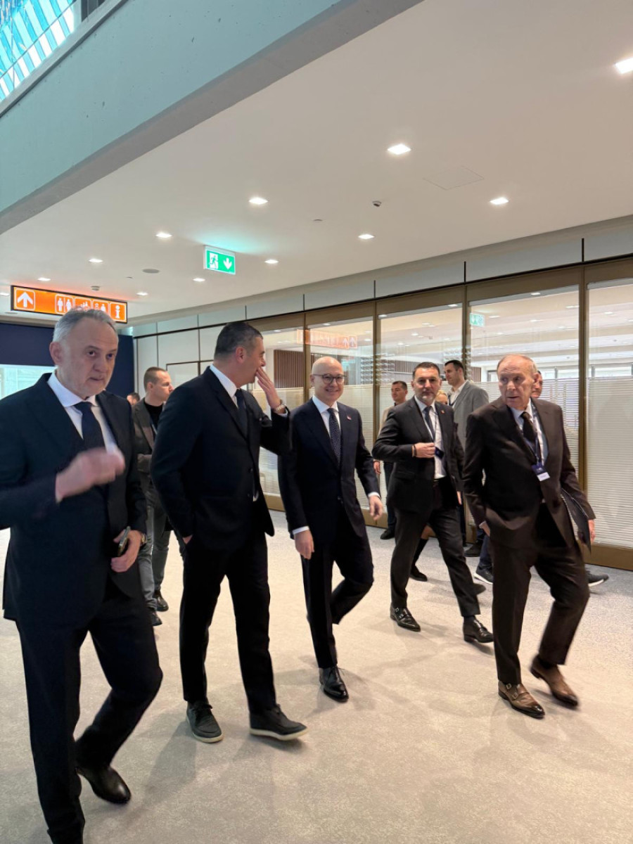 Rame uz rame sa fudbalskim legendama! Vučević na Kongresu UEFA: Fudbal u Srbiji može se pohvaliti dugim i slavnim nasleđem