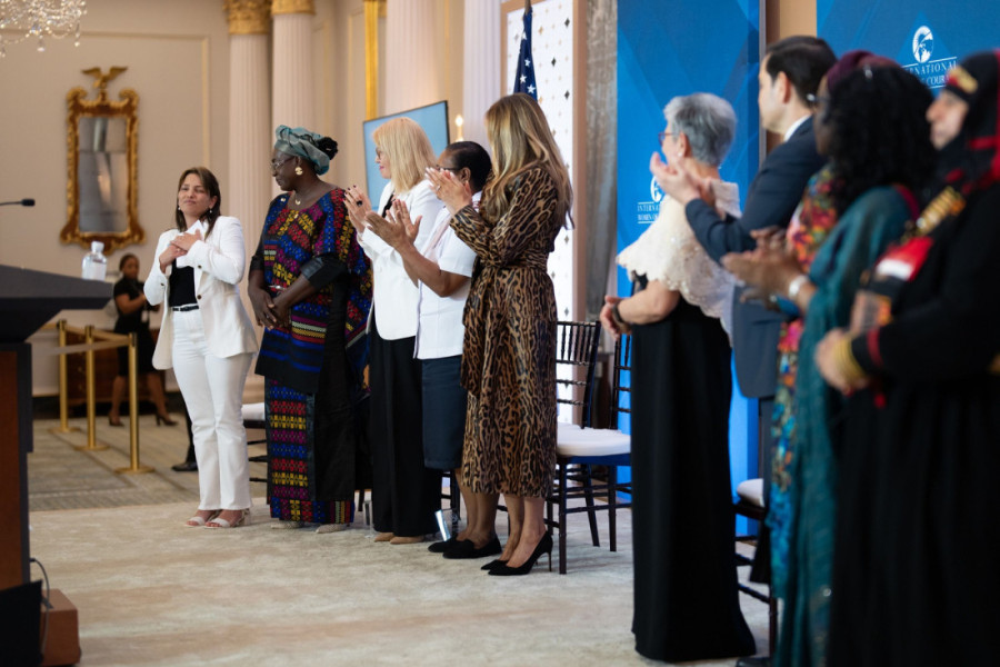Reakcije se ne stišavaju: Melanija Tramp izazvala pažnju leopard kaputom, ni sama kreatorka nije znala da će ga obući