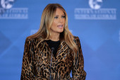 Reakcije se ne stišavaju: Melanija Tramp izazvala pažnju leopard kaputom, ni sama kreatorka nije znala da će ga obući