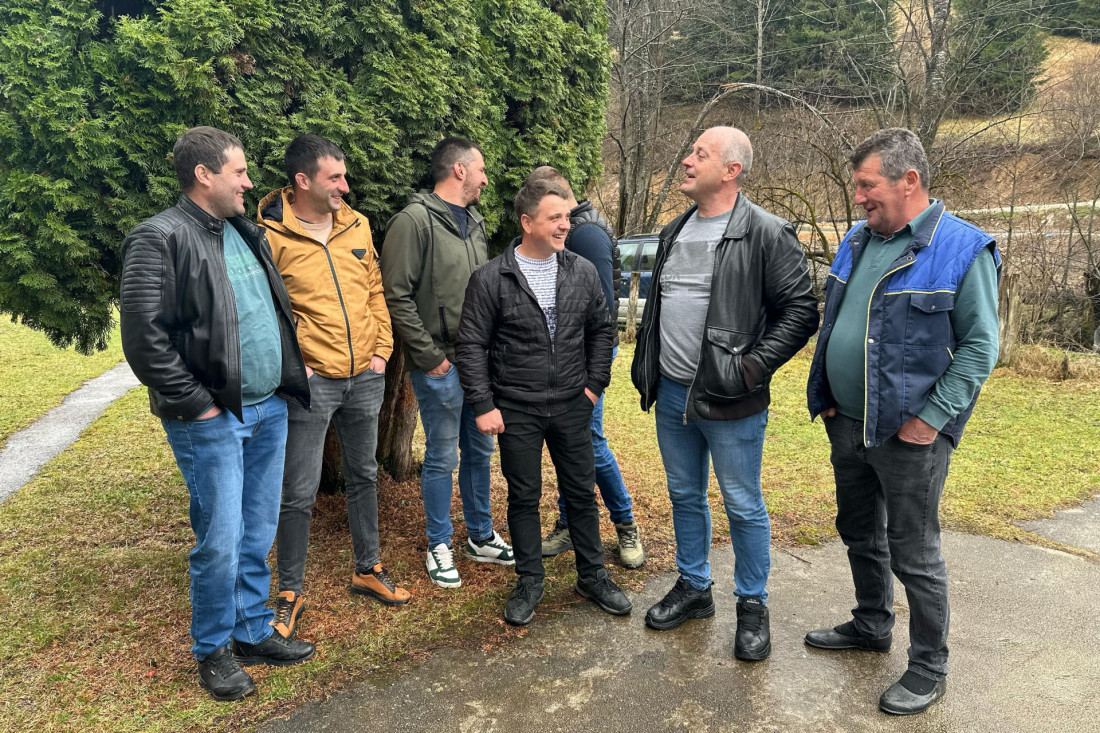 Snajke iz grada došle u udaljeno selo, dece sve više: Brusnik podno Golije pun života, lepše je ostati na dedovini i graditi dom