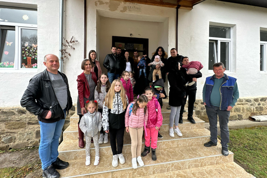 Snajke iz grada došle u udaljeno selo, dece sve više: Brusnik podno Golije pun života, lepše je ostati na dedovini i graditi dom