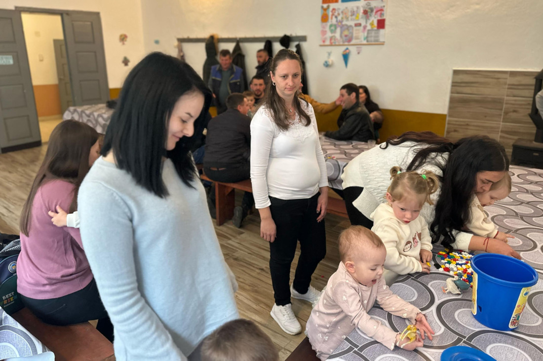 Snajke iz grada došle u udaljeno selo, dece sve više: Brusnik podno Golije pun života, lepše je ostati na dedovini i graditi dom