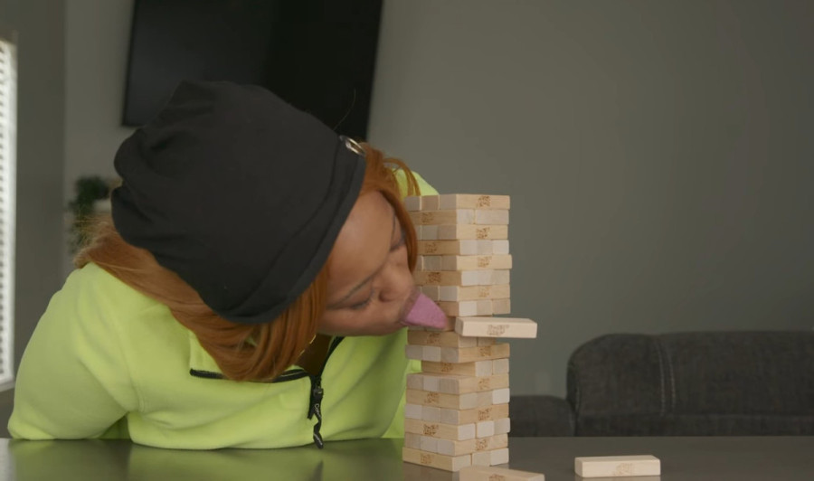 Igra džengu, podiže kašike i ruši rekorde - upoznajte ženu sa najdužim jezikom na svetu (VIDEO)