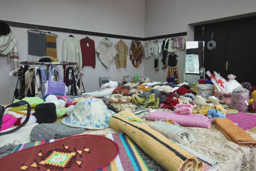 Iz ruku vrednih žena pravo u svet: Srpske tkalje oduševile i Jelenu Đoković! (FOTO)