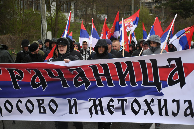 Odnarođeni delovi policije pod punom pratnjom ispraćaju lažne bicikliste u Strazbur, a junaci sa KiM koračaju bez zaštite!