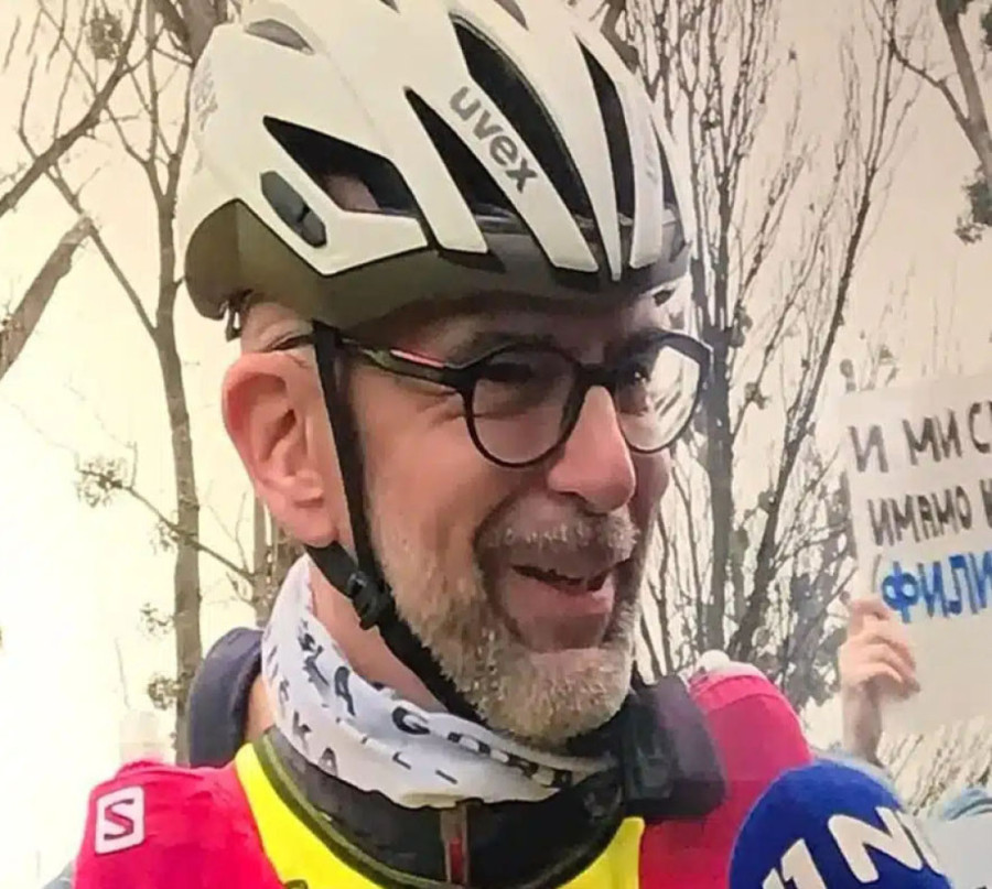 Odnarođeni delovi policije pod punom pratnjom ispraćaju lažne bicikliste u Strazbur, a junaci sa KiM koračaju bez zaštite!