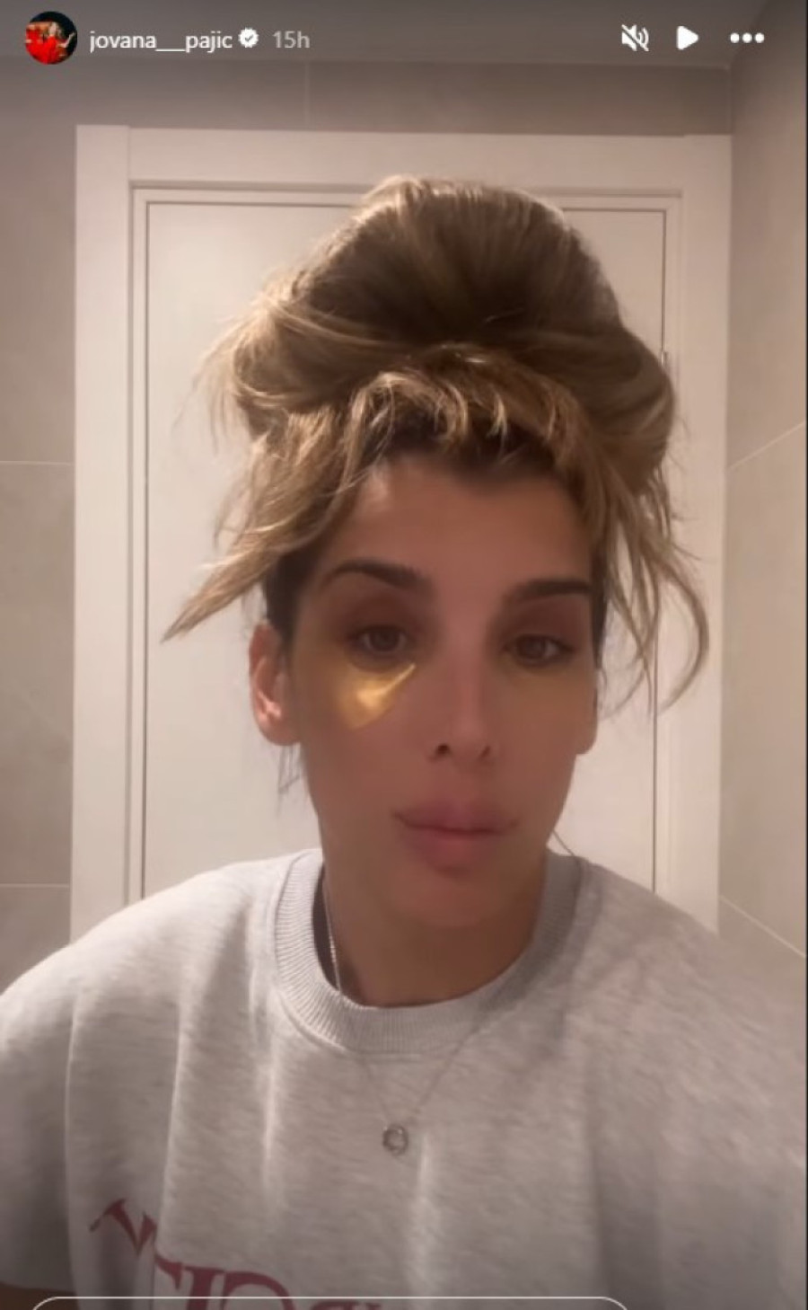 Jovana Pajić žestoko odbrusila nepoznatom muškarcu! Ogovarao ju je na aerodromu, a nije znao da sedi iza nje: "To mu nije trebalo"