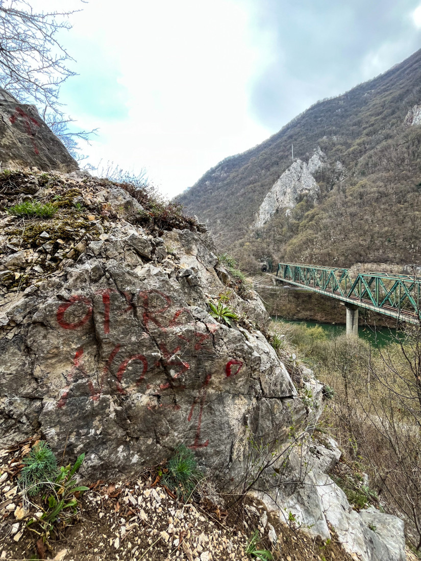 Kamenje oštro kao nož! Ovo je jedna od najopasnijih planinarskih staza u Srbiji, hrabri Uroš osmelio se da je prepešači (FOTO)