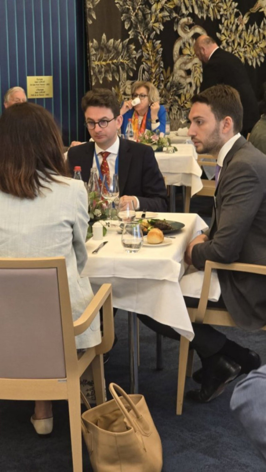 Skandalozno! Grbović u društvu neprijatelja Srbije - Sarađuje sa lobistima lažne države Kosovo!