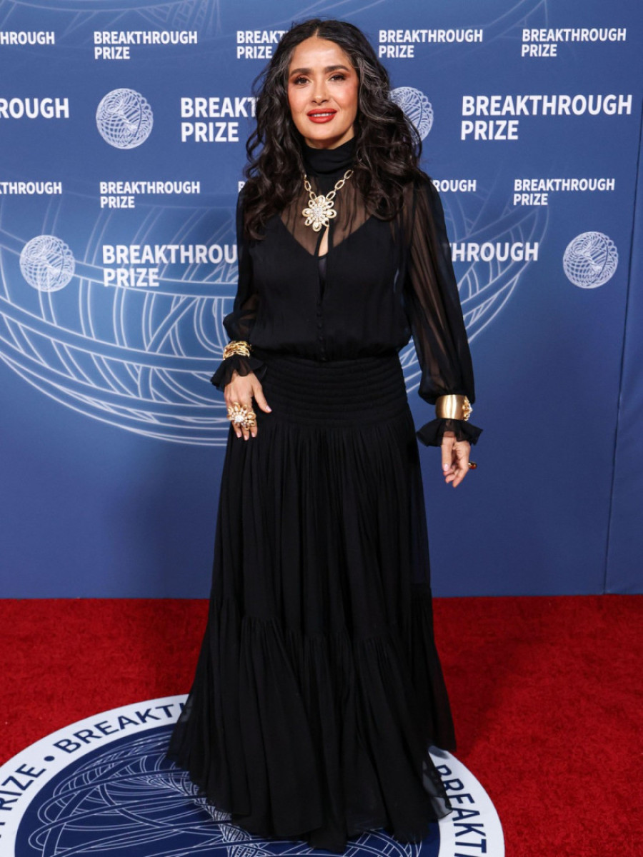 Salma Hajek kao modna boginja: Sjajna crna haljina, zlato i seda kosa koju nosi kao krunu (FOTO)