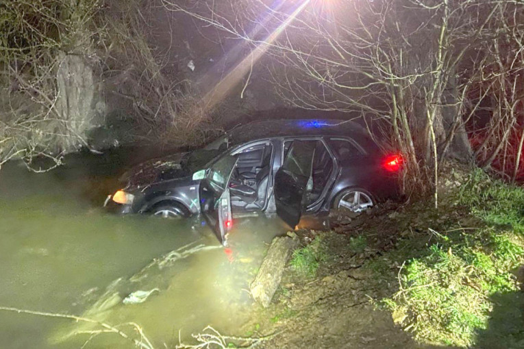 Užas na putu kod Sjenice: Automobil sa ženama i decom završio u reci! (FOTO)