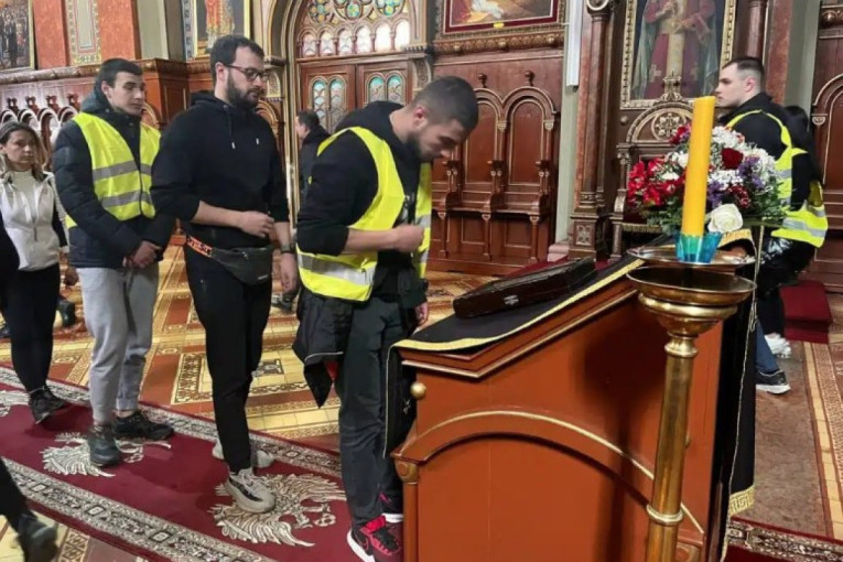 Oslonac svakog društva je crkva, uči nas osnovama poštovanja i zajedništva: Studenti uz blagoslov nastavljaju put ka Beogradu