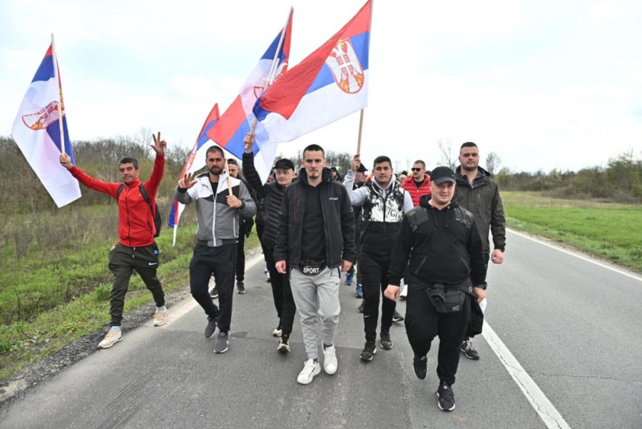 Odlučni Srbi sa Kosmeta marširaju ka prestonici: Stigli do Čačka, narod ih dočekao sa okrepljenjem (FOTO)