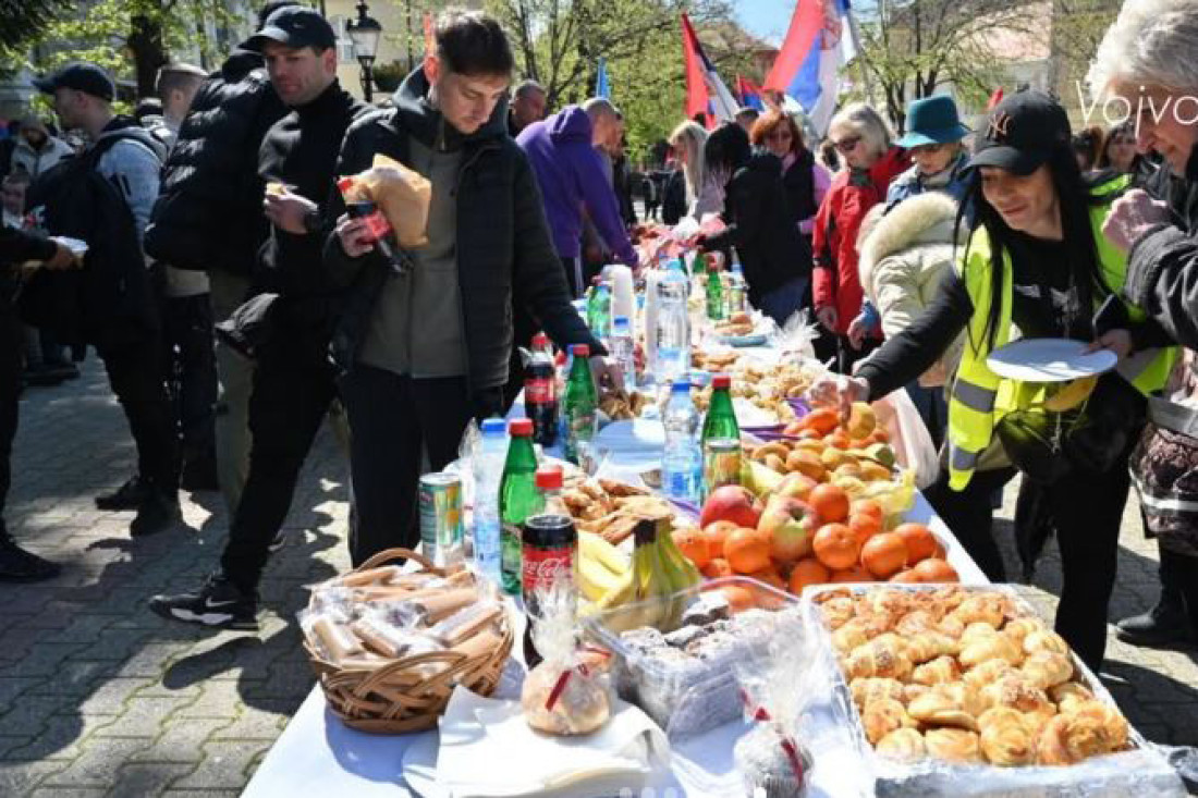 Studenti iz Novog Sada koji peške idu na veliki skup u Beogradu stigli u Inđiju (FOTO/VIDEO)