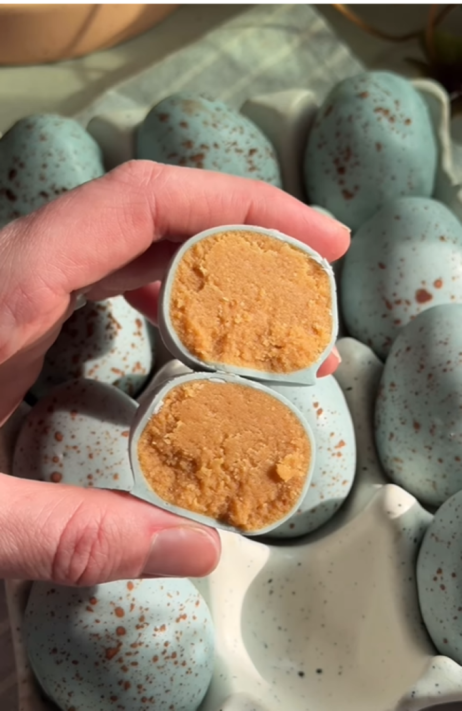 Slatki ukras za prazničnu trpezu: Uskršnja jaja od mlevenog keksa izgledaju kao mala umetnička dela