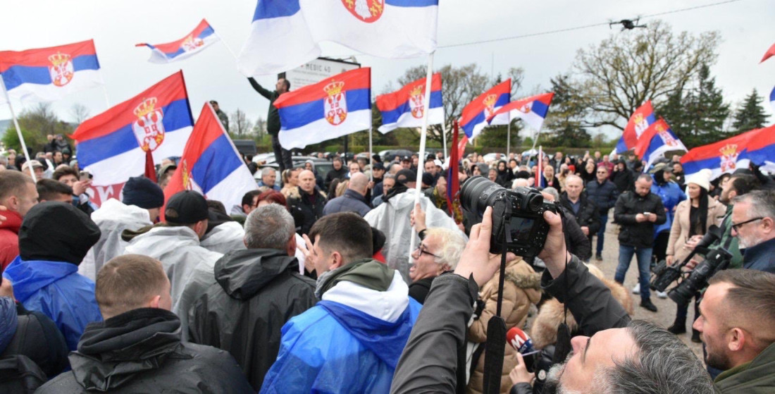 Veličanstven doček u Lazarevcu za Srbe sa KiM: Uprkos žuljevima i povredama pružiće podršku predsedniku Vučiću (FOTO)