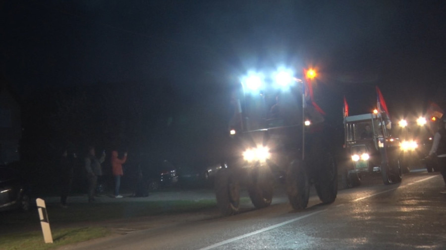 Poljoprivrednici iz Novog Sada krenuli traktorima za Beograd!