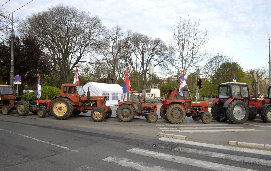 Veliki broj traktorista stigao do Pionirskog parka (FOTO/VIDEO)