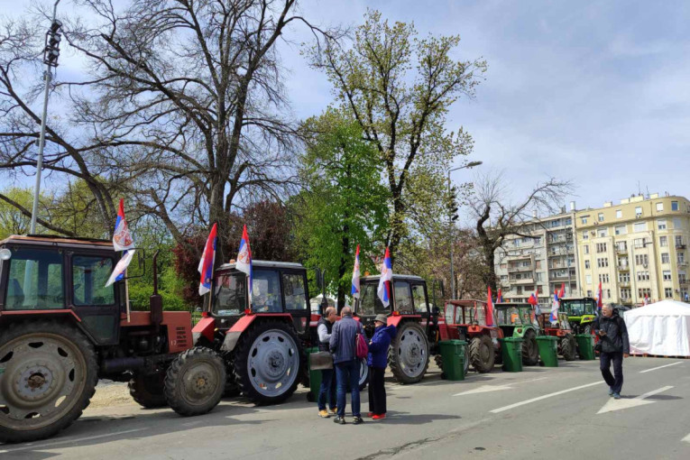 Radoje došao sa suprugom: Kakva, bre, politika, na saboru štitimo državu (FOTO/VIDEO)