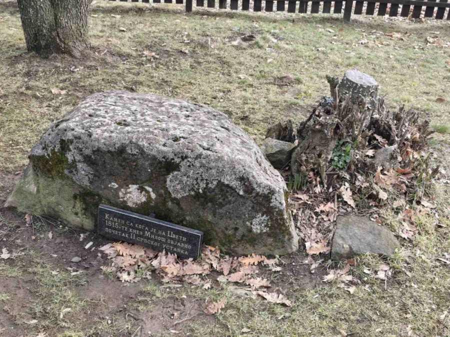 Crkva, hrast i jedan kamen kao podsetnici na hrabrost srpskog naroda: Obišli smo Takovo, mesto gde je doneta sudbonosna odluka (FOTO)