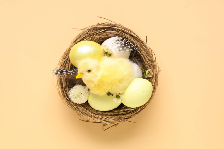 Prirodno je zdravije: Ofarbajte jaja u žuto bez štetnih supstanci iz kupovnih boja